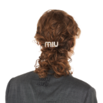 ⁦אביזרים זהב Miu Miu קליפ שיער עם קריסטלים FNPPL1163⁩ – תמונה ⁦2⁩