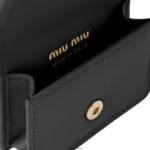 ⁦אביזרים שָׁחוֹר Miu Miu נרתיק מעור נאפה של matelasse airpods pro FNPPL1097⁩ – תמונה ⁦4⁩