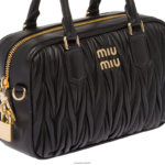 ⁦אוסף שָׁחוֹר Miu Miu תיק ידית עליונה מעור נאפה מטלסה FNPPL67⁩ – תמונה ⁦6⁩